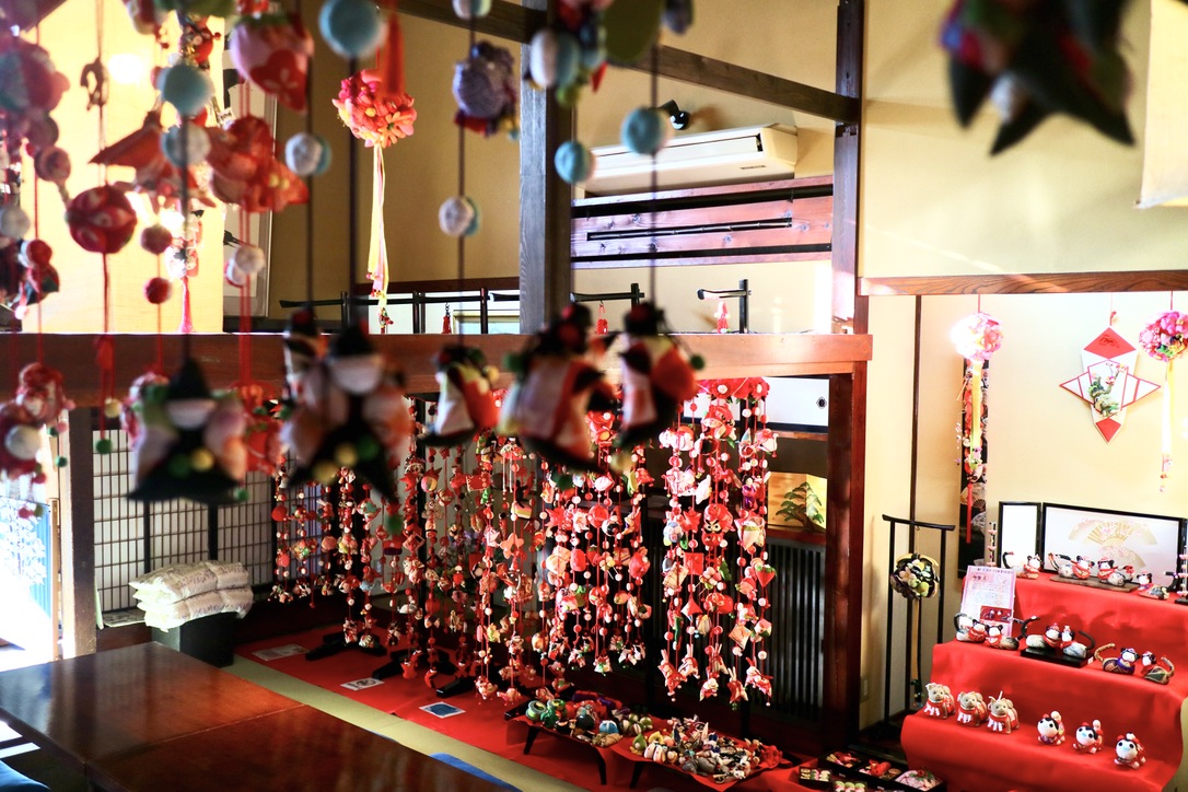 別邸「はりこし亭」で綴る『つるし雛と押し絵展』のご案内